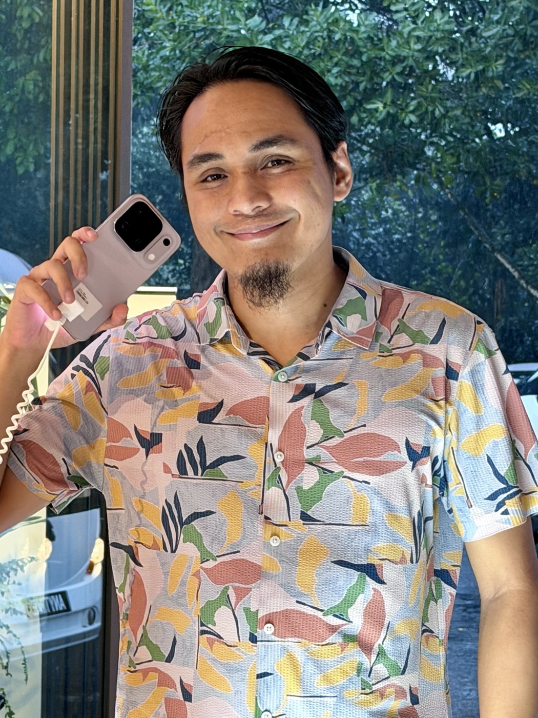 Soultannn memegang telefon OPPO Find X10 di majlis pelancarannya